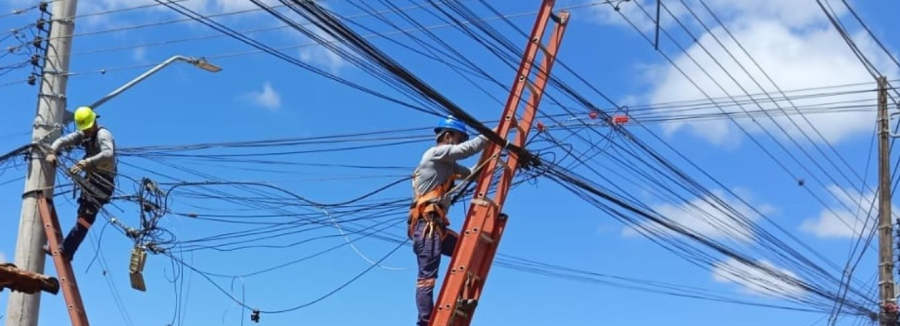 Ação começa remover fios soltos e inativos de postes em Cerqueira César 