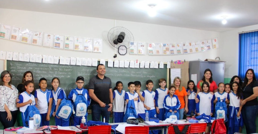Secretaria da Educação entrega mochilas escolares para a rede municipal