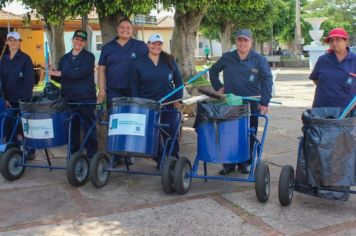 Governo Municipal entrega uniformes para as profissionais da Limpeza Pública 