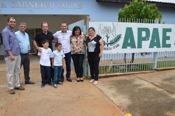 Deputado Vinicius Carvalho visita a APAE