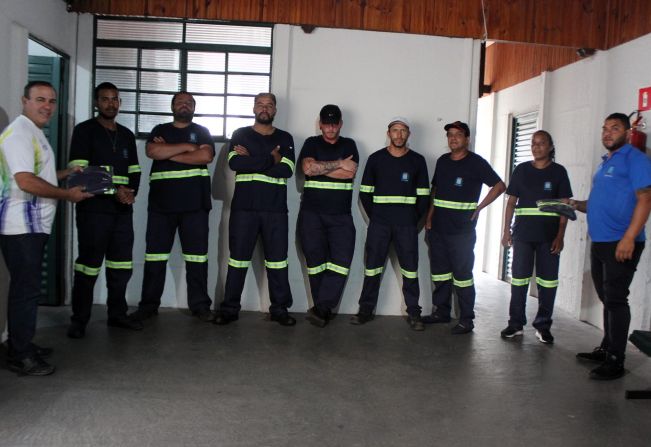 Governo de Cerqueira César efetua a entrega de uniformes aos Coletores do Departamento de Limpeza Pública 