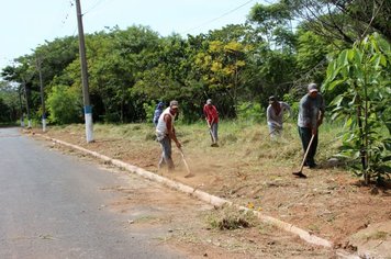 Prefeitura realiza roçada e capina das vias públicas 
