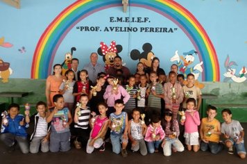 Prefeitura efetua entrega de chocolates aos alunos 