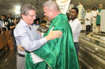 Prefeito prestigia de Missa de Despedida do Pe. Laudo 