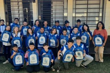 Secretaria da Educação entrega mochilas escolares para a rede municipal