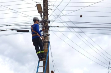 Ação para remoção de fios e cabos já contemplou mais de trezentos postes em Cerqueira César 