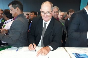 Prefeito assina a adesão do programa Internet para Todos 