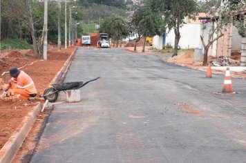 Rua dos Hibiscos recebe pavimentação