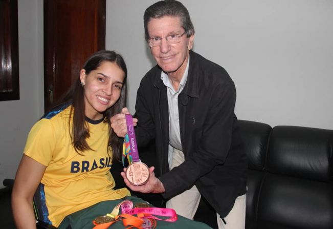 Mesa-tenista Cátia visita o Prefeito de Cerqueira César 