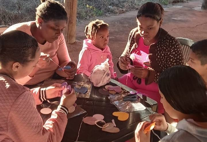 Fundo Social ministra Oficina de Artesanato no bairro do Macuco 