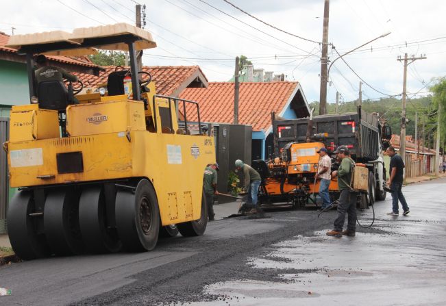 Prefeitura inicia recape no bairro Manoel Fernandes 