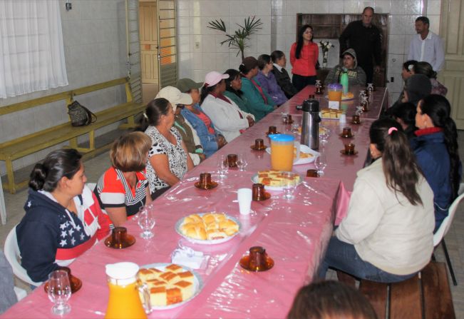Fundo Social homenageia as garis com café da manhã 