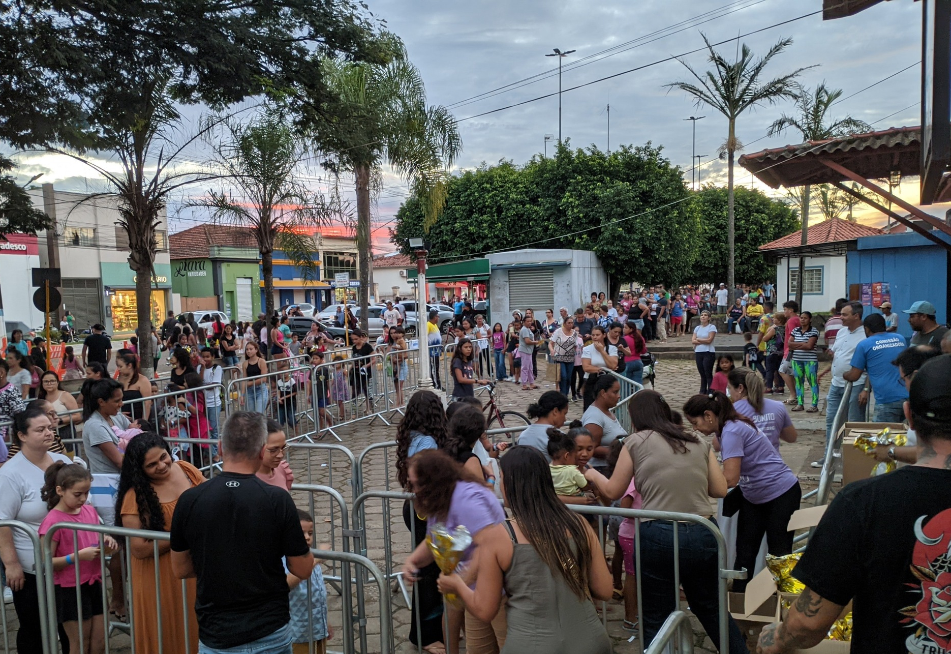 Assistência e Fundo Social realizam a entrega de ovos de Páscoa alunos de Cerqueira César 