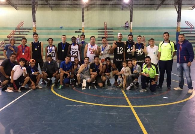 Departamento de Esportes promoveu o Basquete Três 