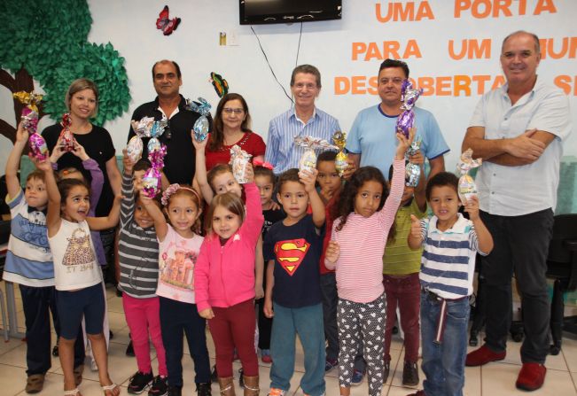 Prefeitura entrega ovos de Páscoa para alunos e funcionários da rede 
