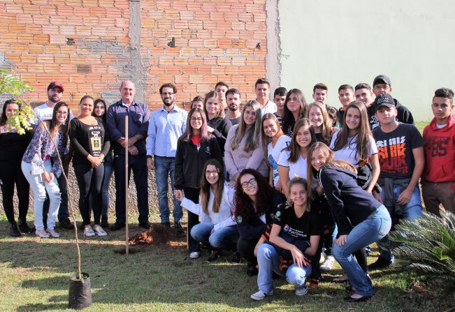 Prefeitura realiza o plantio de árvore 