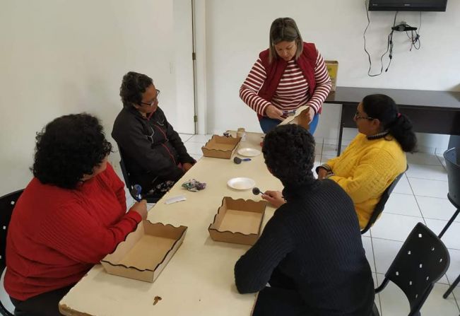 Assistência promove oficina de pintura em madeira 