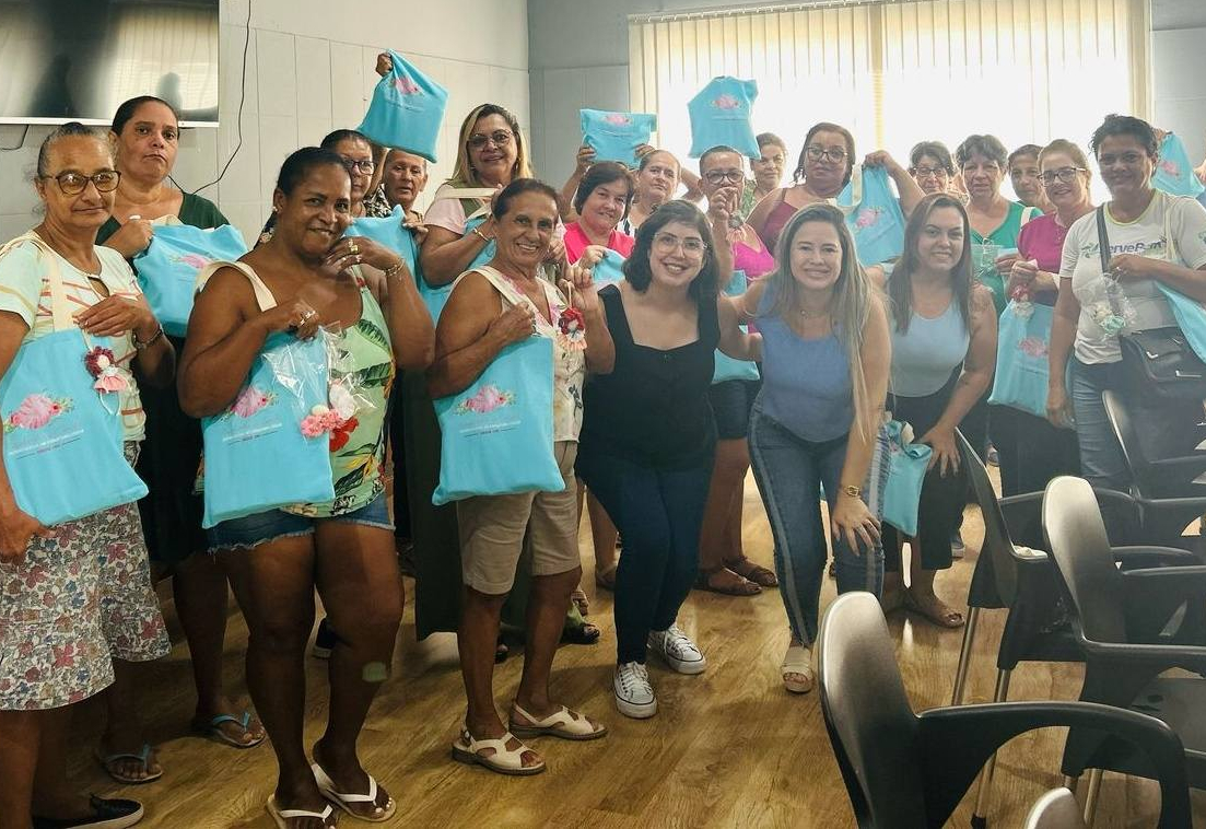 Fundo Social entrega kits personalizados às participantes da Escolinha de Crochê 